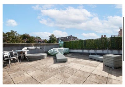 2 bed 2 bath with parking and great roof terrace. Main Photo
