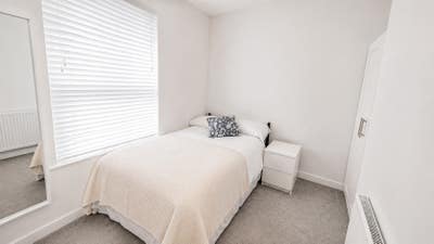 Bright Double Room next to ground floor bathroom Main Photo