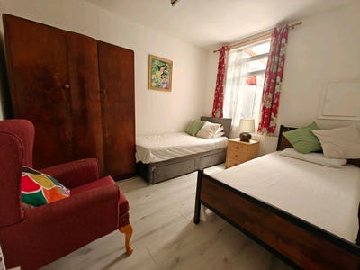 Woolwich in a family house for Single Occupancy Main Photo