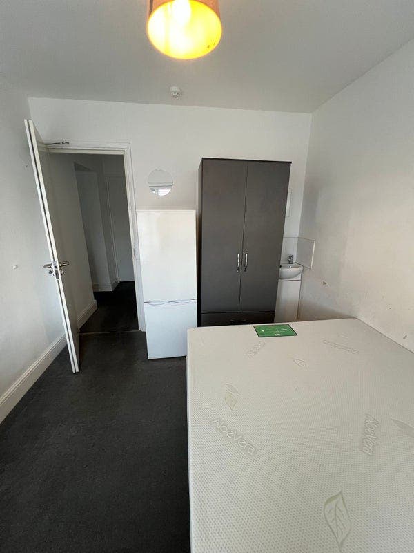 ✨🛏️ Double Room Available to Let in - Edgware Main Photo