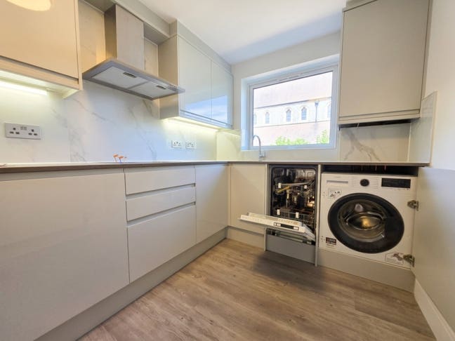 A luxurious one bedroom flat in N20 Main Photo