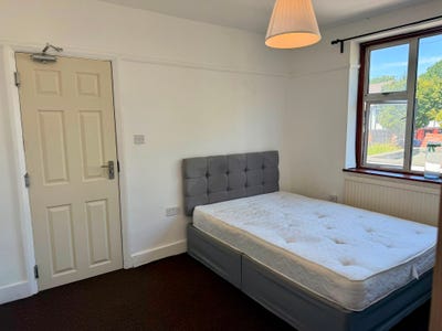 🛏️ Simple Room to Let -4 Min Walk to Central Line Main Photo
