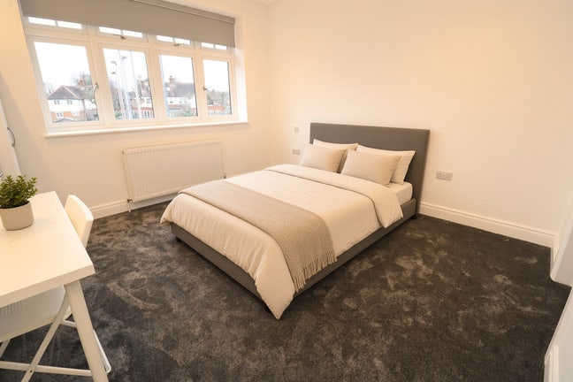 2 Massive Rooms! Luxury Modern House with Garden  Main Photo