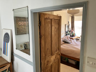 Well lit dble room in a creative cosy home. Main Photo