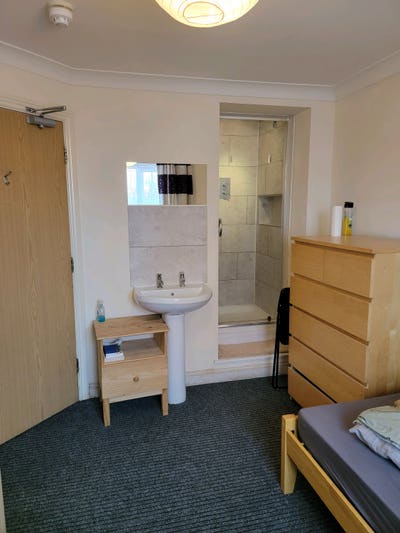 Ensuite ground floor room, dragon road Main Photo
