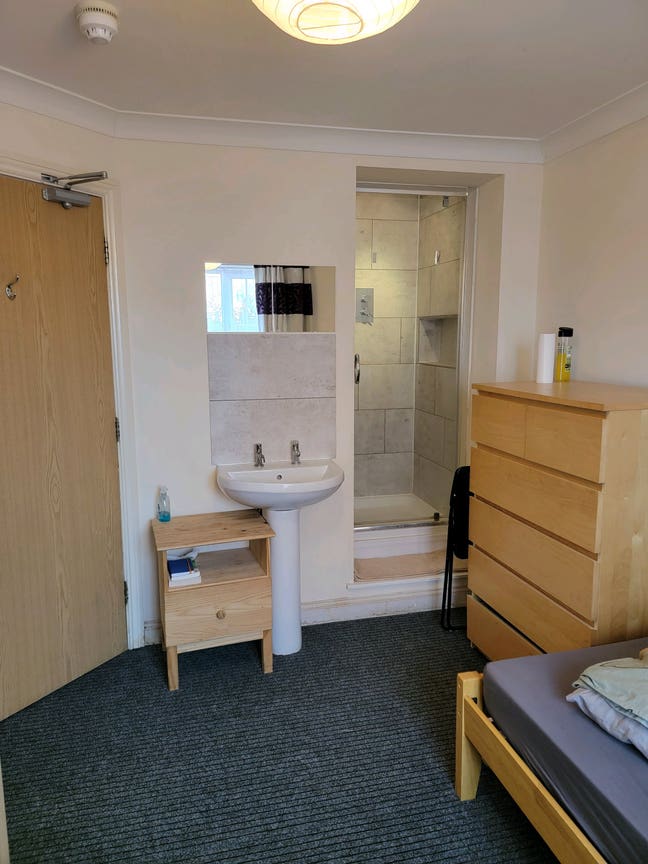 Ensuite ground floor room, dragon road Main Photo