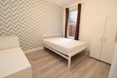 2 Rooms Close Charlton Station!! Main Photo