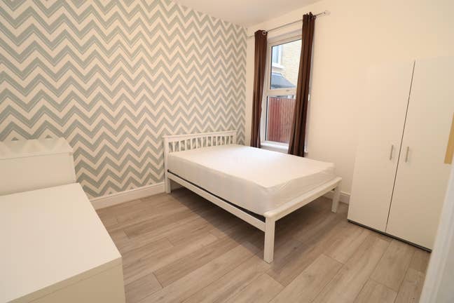 2 Rooms Close Charlton Station!! Main Photo