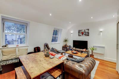 Small double + own bathroom, 3 mins Clapham North Main Photo