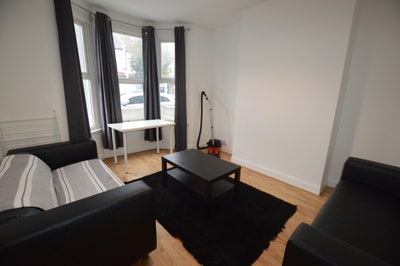 🏡 Spacious 4 Bedroom House | Manor House, N4 Main Photo