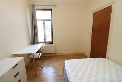 Stylish 5-Bed Home Nearby Stratford  Main Photo