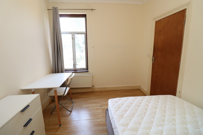Stylish 5-Bed Home Nearby Stratford  Main Photo