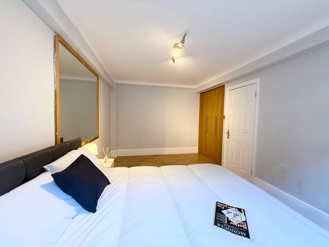 🏞HUGE ROOM- 5 min to Hyde Park | 24/7 Concierge!! Main Photo