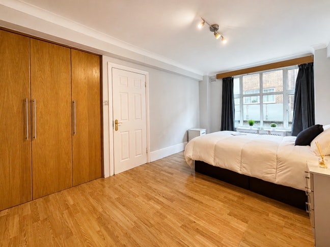 🏞HUGE ROOM- 5 min to Hyde Park | 24/7 Concierge!! Main Photo