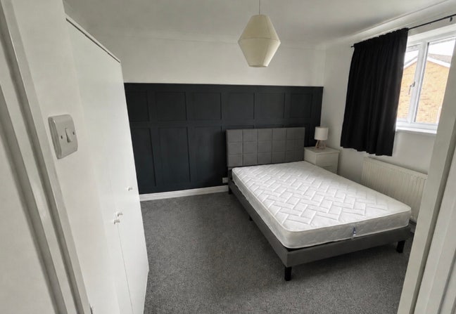 Spacious double room in a house share  Main Photo