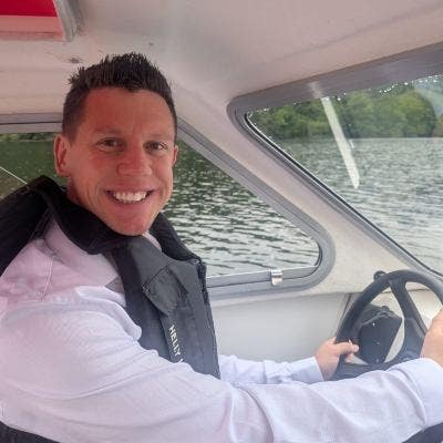 32 year old professional seeking room for rent Main Photo