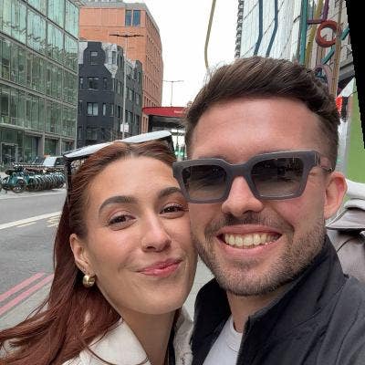 Aussie + British Couple Looking in London Main Photo