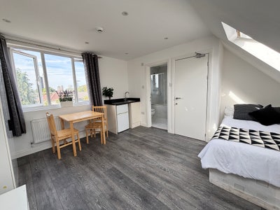 🚆 25m to Station! Large Attic Room + 🛁 Own Bath Main Photo