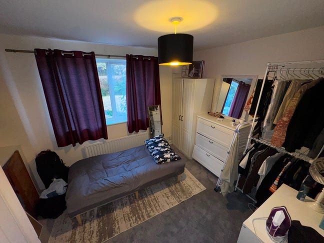 Room available in a great location near Richmond Main Photo