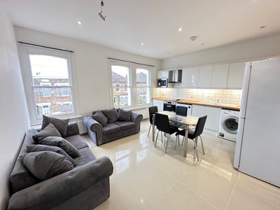 Luxury 3 Bedroom Apartmemnt Master Bed with Ensuit Main Photo