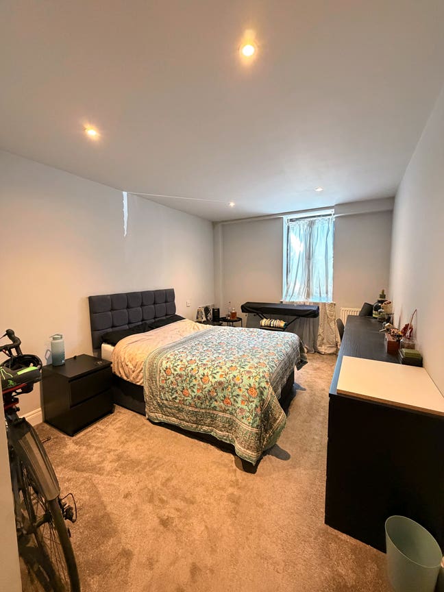 Spacious Room in Surrey Quays Main Photo