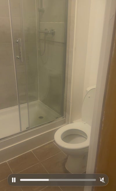 🏡 Spacious Master Bedroom with Balcony to Rent Main Photo
