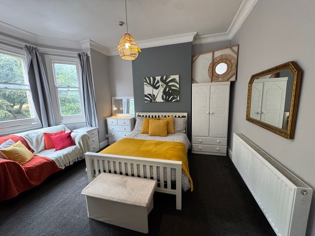 Large Beautiful Double Room Near Netherton/ Dudley Main Photo