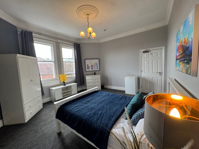 Beautiful Large Double Room- Dudley Main Photo