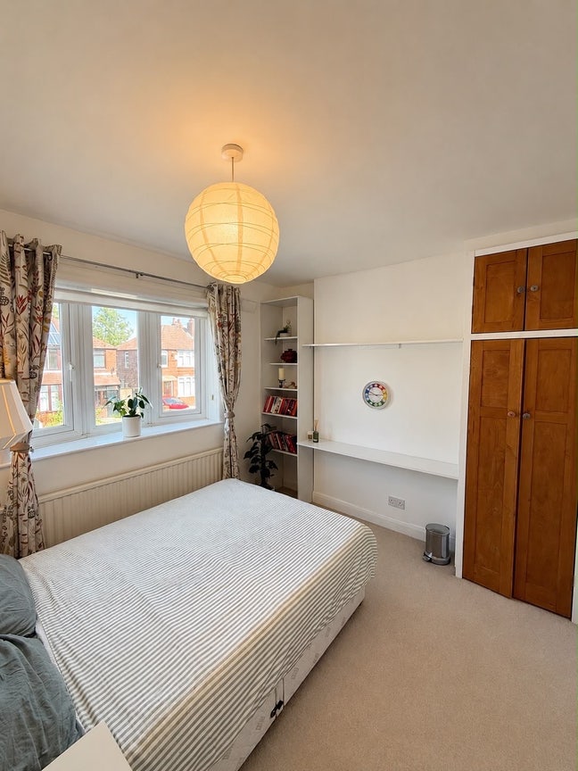 Double room in a quiet house in East didsbury Main Photo