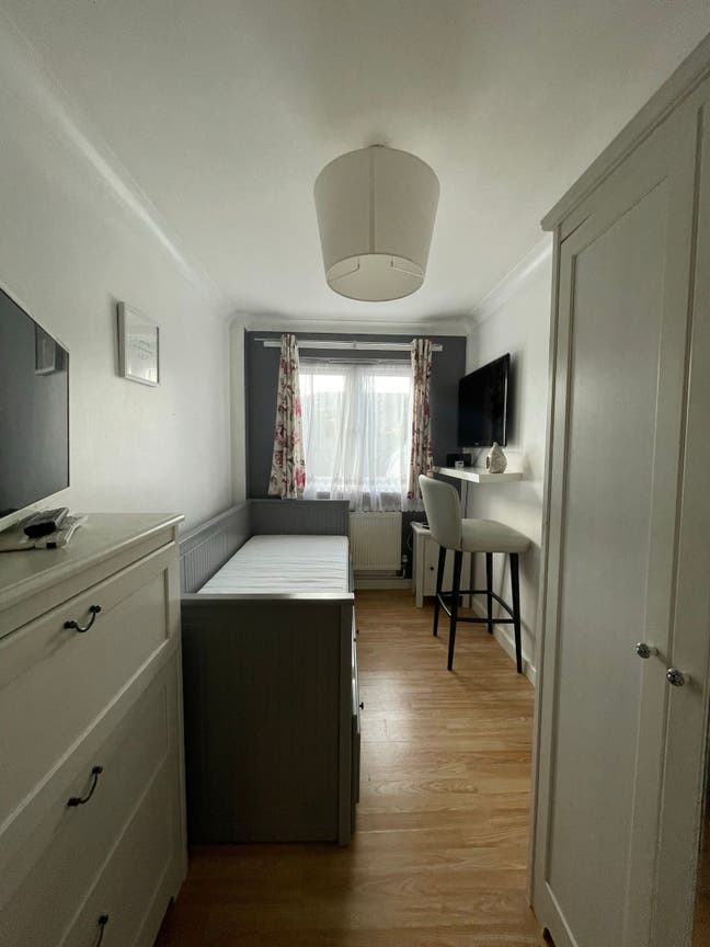 Spacious single room Main Photo