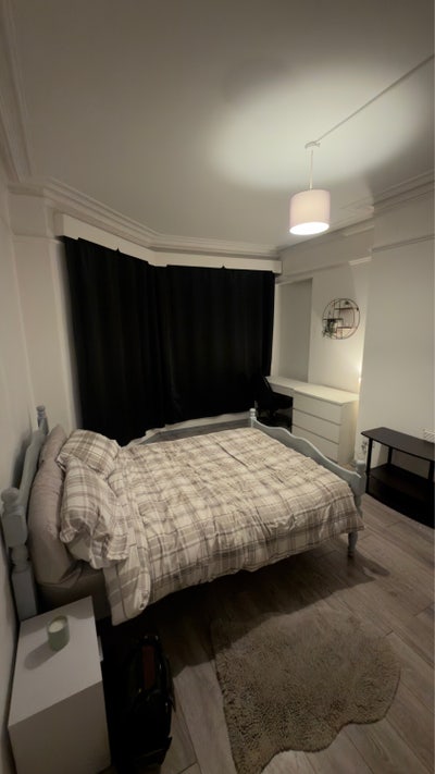Spacious double bedroom great transport links Main Photo
