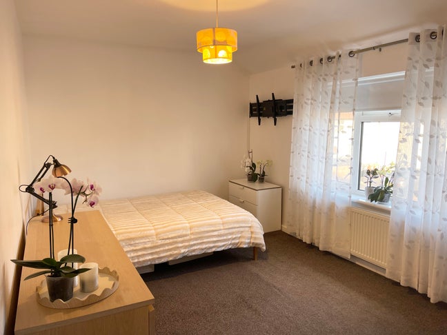 Double &  Master Bedroom in Quiet, Relaxed Home Main Photo