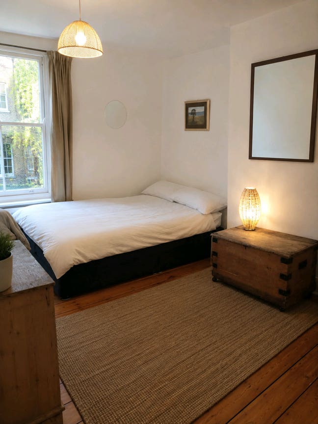 Bright, Spacious Room in sought after E2 location Main Photo