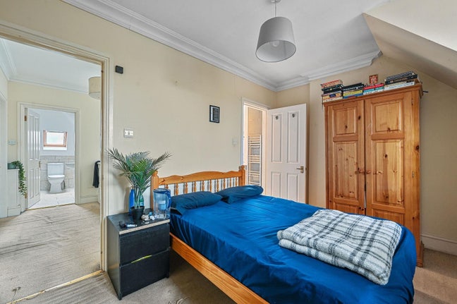 Ensuit Double Bedroom in Central Ealing  Main Photo