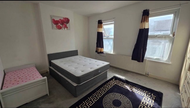Shared Double Room Available for Female | TW4 Main Photo