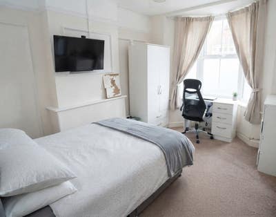 Large double room close to town, in huge apartment Main Photo