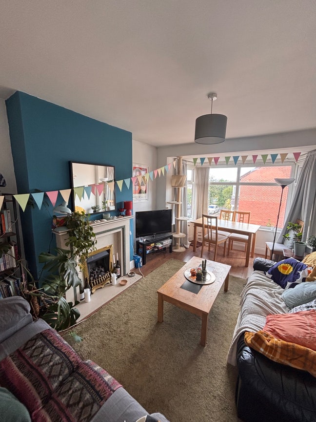 Double room in lovely Heaton flat  Main Photo