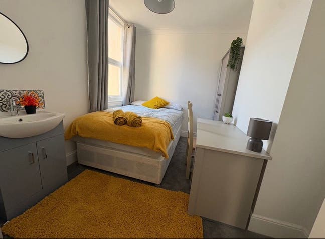 🏡 Premium Double Room in a Stunning Home # 28Cres Main Photo