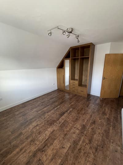 Large Double Room Centre of Woking Main Photo