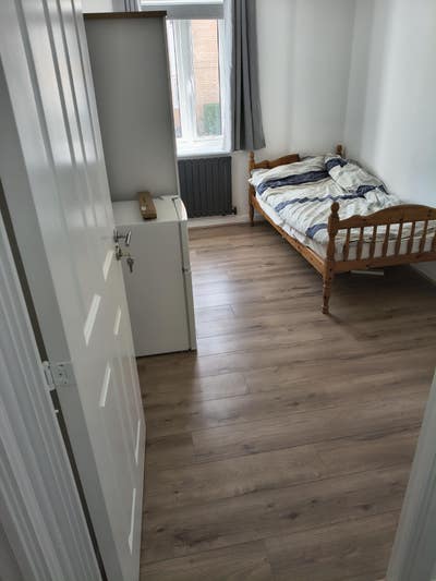 Room in a 2 bed apartment  Main Photo