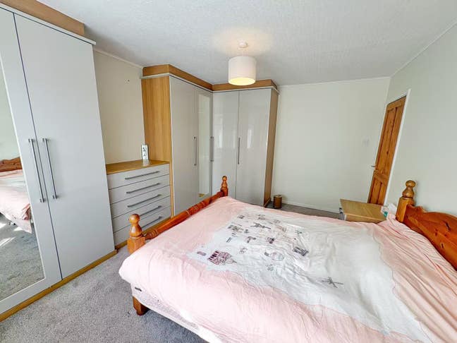 Large Master Bedroom in a Solhull town center Main Photo