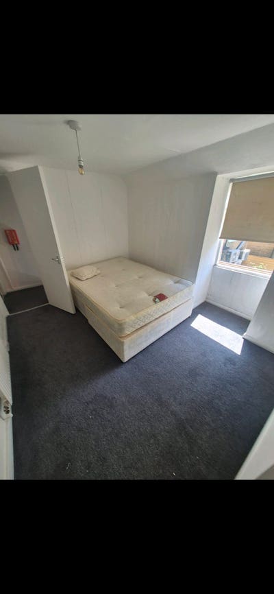 2 Rooms, No Deposit No Money Upfront Universal Cre Main Photo