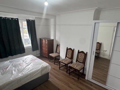 Bright & spacious double room available bills inc  Main Photo