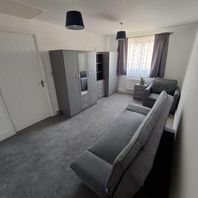 Spacious double bedroom to let in new build house. Main Photo