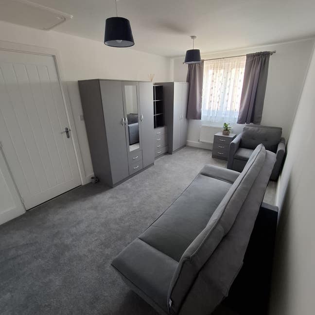 Spacious double bedroom to let in new build house. Main Photo
