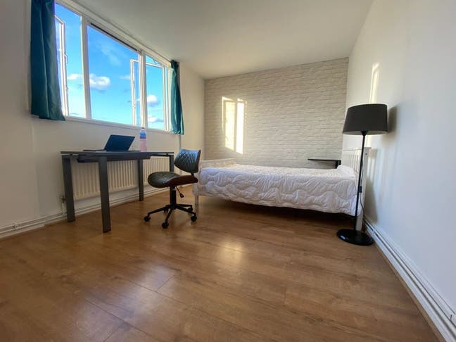 Large Double Room in E1 Main Photo