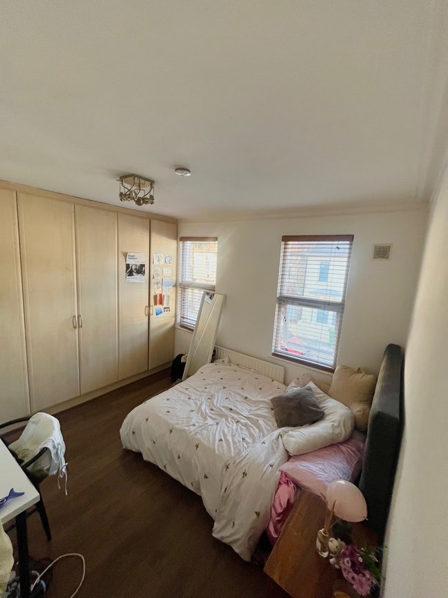 Room free in an all girls household! Main Photo