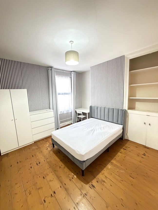 Spacious Double Bedroom, Bills Included!  Main Photo