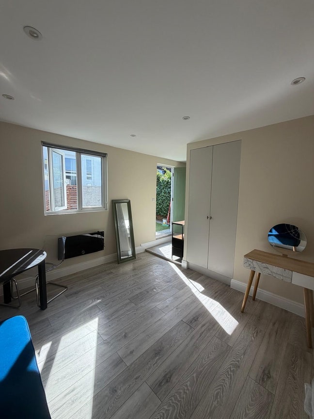 Brand new studio flat girls only Main Photo