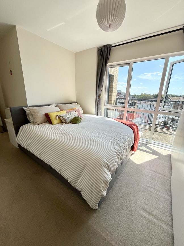 ✨ Large en-suite room in Gants Hill | Oct-Jan ✨  Main Photo